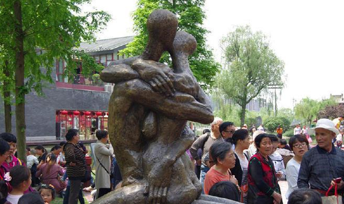 热吻裸体雕塑现西安公园 妈妈拉孩子